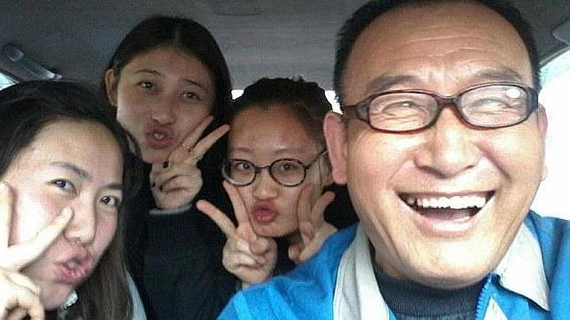 Taxista chino que es furor en la web impone nuevo récord: Tiene más de 30 mil selfies
