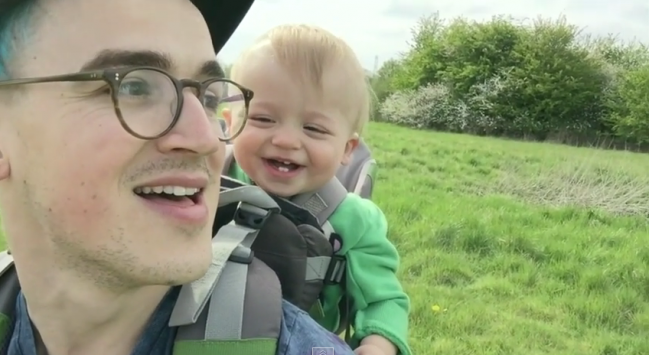 La reacción de este bebé al ver a su padre soplar una flor es imbatible