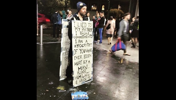 Novio soportó humillante cartel y lanzamiento de huevos por mentir a su pareja