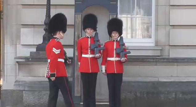 La vergonzosa caída de guardia del Palacio de Buckingham frente a turistas