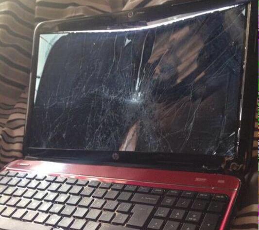 Joven que rompió su notebook para no ser sorprendido viendo porno recibió insólito regalo