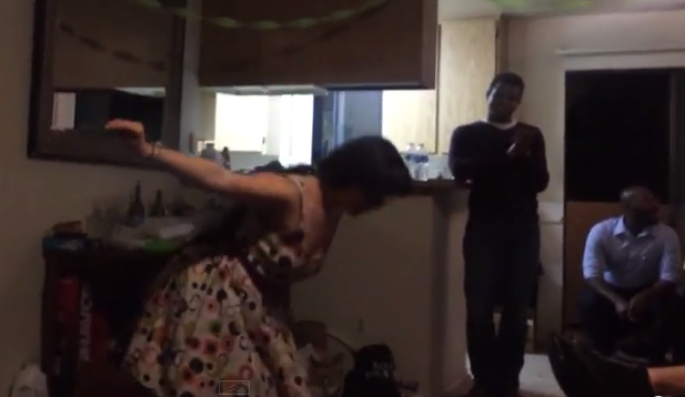 Garganta profunda: Habilidad de una joven sorprende en medio de una fiesta