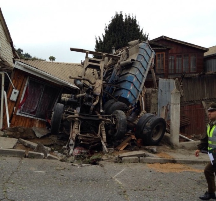 El fuerte video que capturó la caída de camión sobre casa de Talcahuano: Chofer falleció