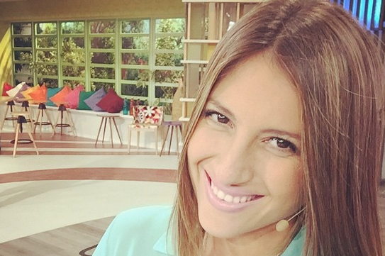 Karen Paola sorprende con sexy presentación como vedette en 'Mucho Gusto'