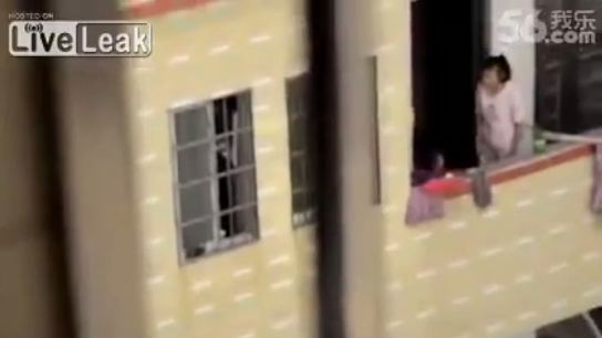 ¡Impactante! Mujer amenaza a su pequeño hijo con lanzarlo desde un balcón