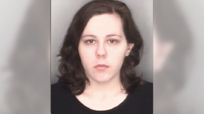 'Gringa' dio a luz en el baño y ocultó al bebé en su escritorio: Murió por asfixia