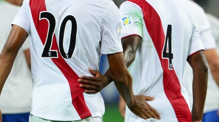 Perú presentó polémica nueva camiseta: Escudo se asimila a bandera chilena