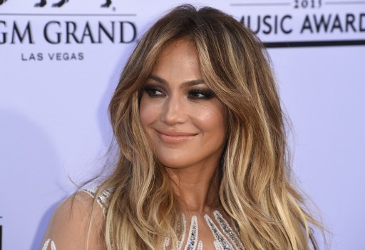 ¡Lo hizo de nuevo! A sus 45 años Jennifer López impacta con transparencia