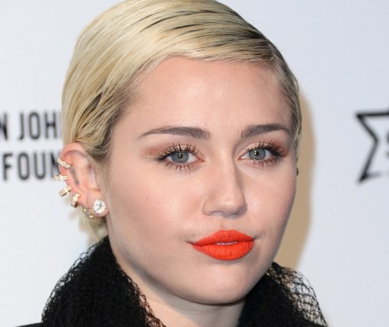 Miley Cyrus arrasa con escotada blusa blanca a lo Britney Spears en Instagram