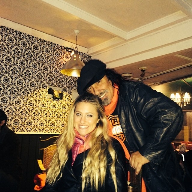 Ex novia de Negro Piñera está embarazada: tendría 4 meses