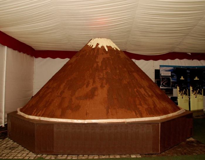 Pucón: Preparan por segundo año consecutivo el volcán de chocolate más grande de Chile