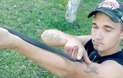Joven intentó besar a peligrosa serpiente venenosa: Su cara quedó deformada