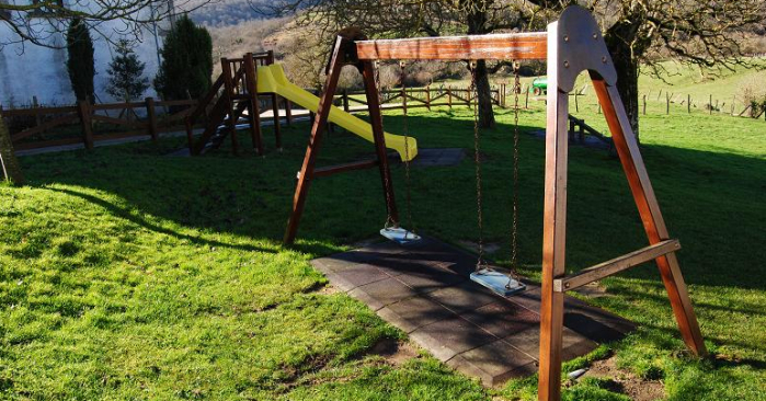 Encuentran a joven madre jugando con el cadáver de su hijo en un parque en EEUU