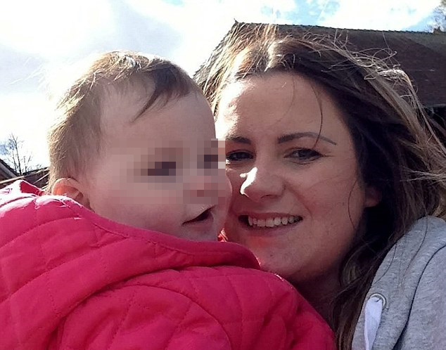 Madre inglesa quería teñir su pelo a lo Kardashian: Así quedó tras reacción alérgica