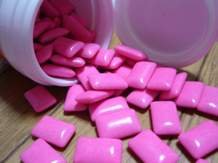 Insólito: Adolescente inglesa murió por tragarse más de 14 chicles al día