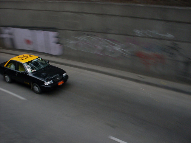 Taxista secuestró a mujer luego que su pololo se bajara del auto: la llevó a motel