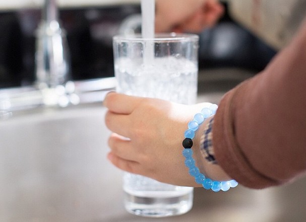 El extraño fenómeno que afectó a vecinos de Osorno: Agua potable color rojo