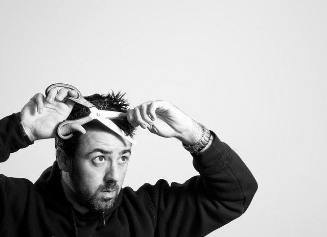 La razón por la que se prohibió la depilación de cejas y peinados en punta en Irán