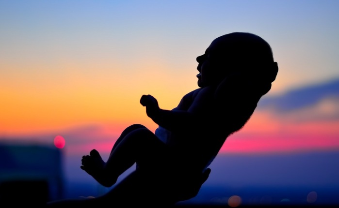 Bebé fue enterrado vivo al interior de una caja de cartón: sobrevivió 8 días