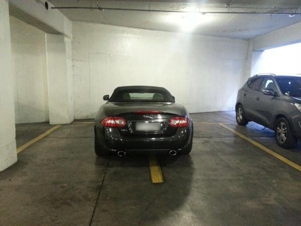 La reacción de clientes de Alto Las Condes contra auto de lujo mal estacionado