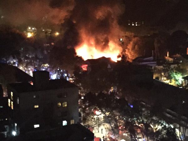 Incendio destruye seis locales en Barrio Bellavista y convoca a más de 140  bomberos