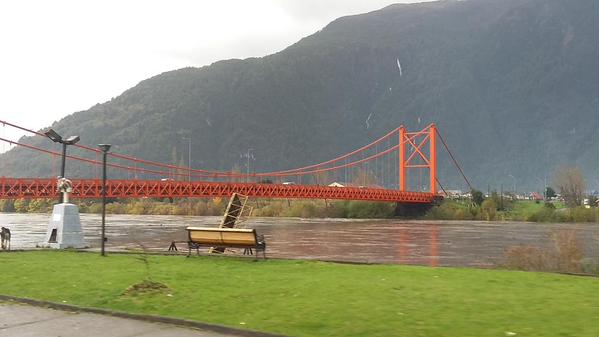 Evacuan familias en Puerto Aysén y Chaitén por crecidas de ríos