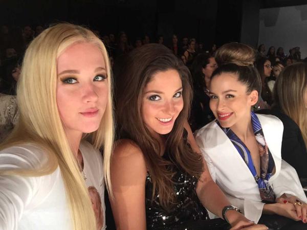 Vesta Lugg se lució con particular imagen en su polera durante el Santiago Fashion Week