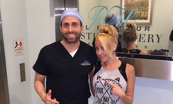 El popular médico que comparte fotos sin censura de sus cirugías plásticas