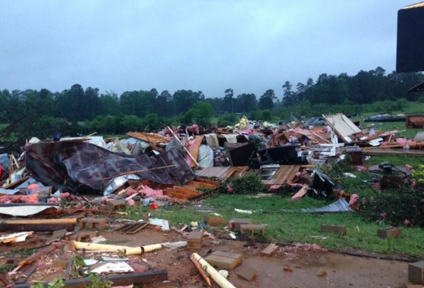 Jóvenes padres murieron protegiendo a su hija de 1 año de un tornado en Arkansas