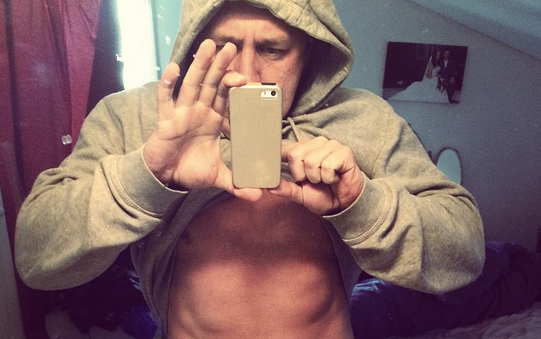 El insólito líquido que un entrenador bebe para obtener energía: Leche materna