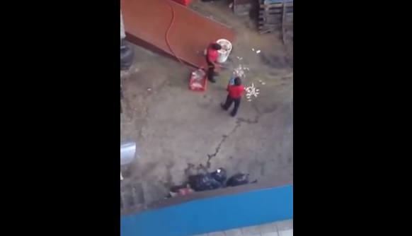 Asqueroso video reveló cómo limpiaban el pollo en Kentucky Fried Chicken sudafricano
