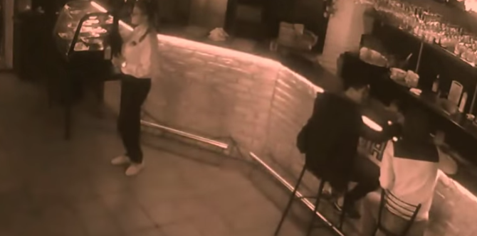 Desubicado cliente intentó manosear a mesera rusa: Así reaccionó la valiente mujer