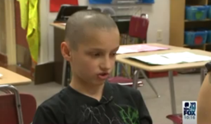 El singular gesto de profesora con niño que recibió burlas por su corte de pelo