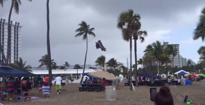 Tromba marina hizo volar castillo inflable con tres niños en su interior en EEUU
