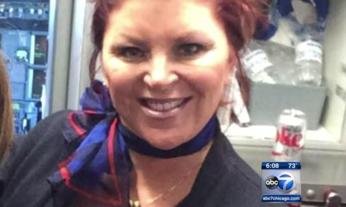 La insólita imagen que podría costarle el trabajo a esta azafata en EEUU