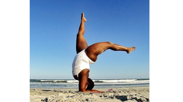 El tamaño no importa: Conoce a la curvilínea mujer que revoluciona el yoga