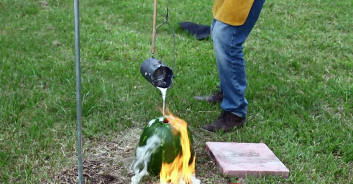 La maravillosa creación que resulta al meter aluminio líquido en una sandía