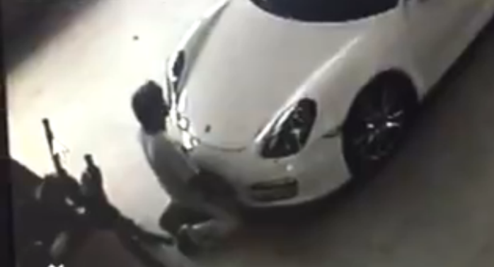 La pervertida reacción de un hombre con un auto de lujo que vio estacionado