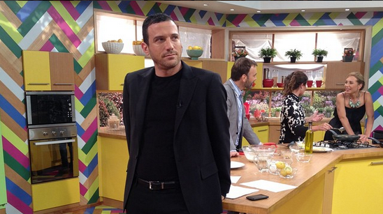 ¡Todo por el rating! Julián se inyectó ácido hialurónico en pantalla