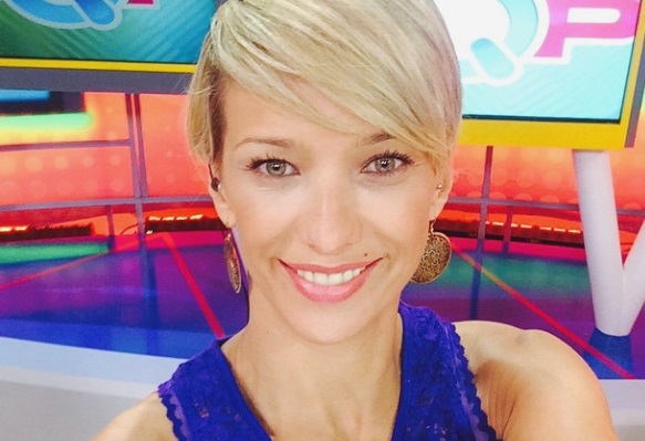 Claudia Schmitd arrasa con escotado y peculiar atuendo en “Primer Plano”