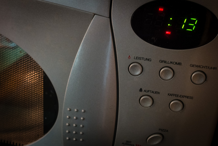 No solo para cocinar: 7 trucos de microondas que te facilitarán la vida