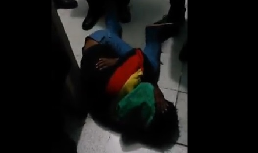 El video de la fuerte golpiza de guardias de supermercado a supuesto ladrón