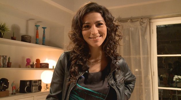 Guapa actriz de “Los 80” comparte foto que revela su “guatita” de embarazo