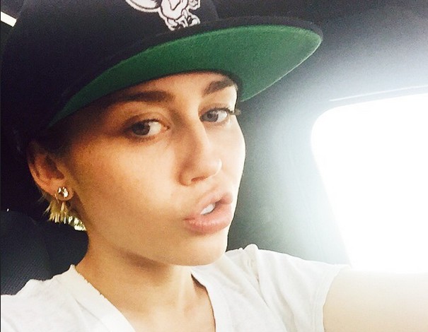 Joven y alocada: Miley Cyrus sorprende tiñéndose los pelos de la axila