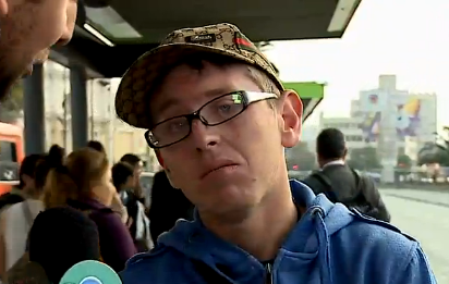 De los escenarios a contar chistes en el Transantiago: Así se gana la vida Bastián Paz