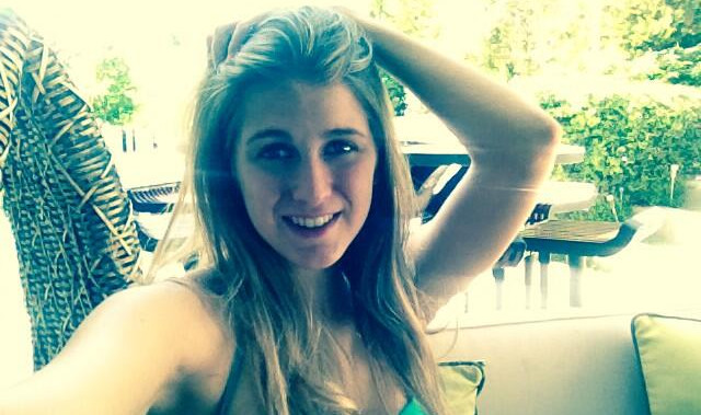 De látex: Hija de María Alberó y Zamorano sorprende en desfile de moda