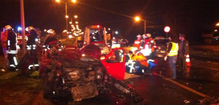 Violenta colisión entre auto y camión dejó un muerto y 2 heridos en Los Ángeles