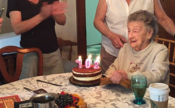 El inesperado percance que sufrió abuelita de 102 años al apagar las velas