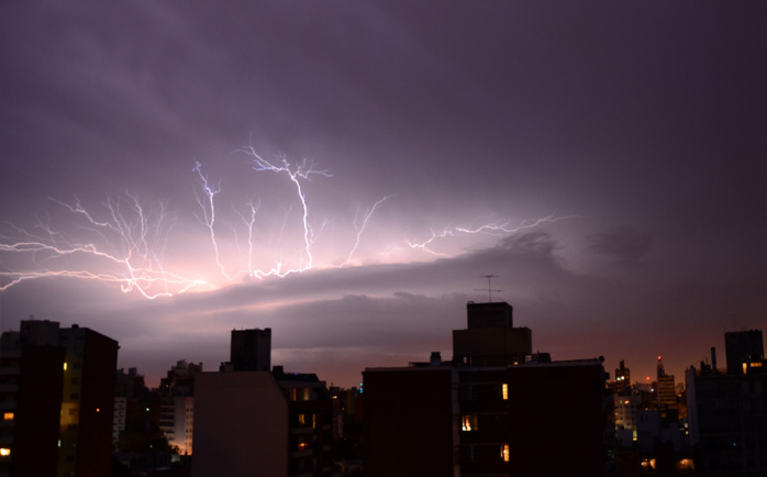 Un joven muerto y dos niños alcanzados por un rayo en tormentas en centro de Argentina