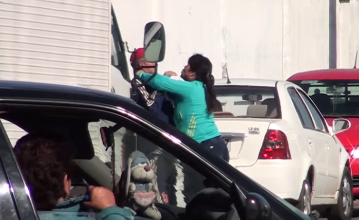 Graban brutal golpiza de mujer a su pareja en San Antonio